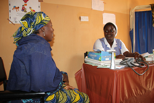 043-NIGERIA_KanoclinicMidwifehealthworkerandwomanImageDFID
